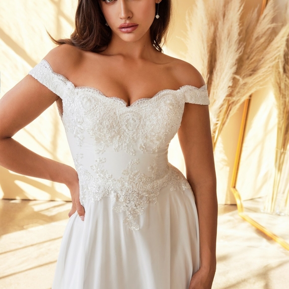 4610281 Off-White Lace Chiffon Detail Dress